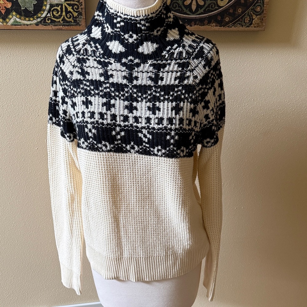 Like new Columbia size med black & cream Pine Street Jacquard sweater.